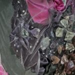 Kunst zum kaufen, Edelsteincollage mit edlen Stoffen in granit, rosé, flieder und silber