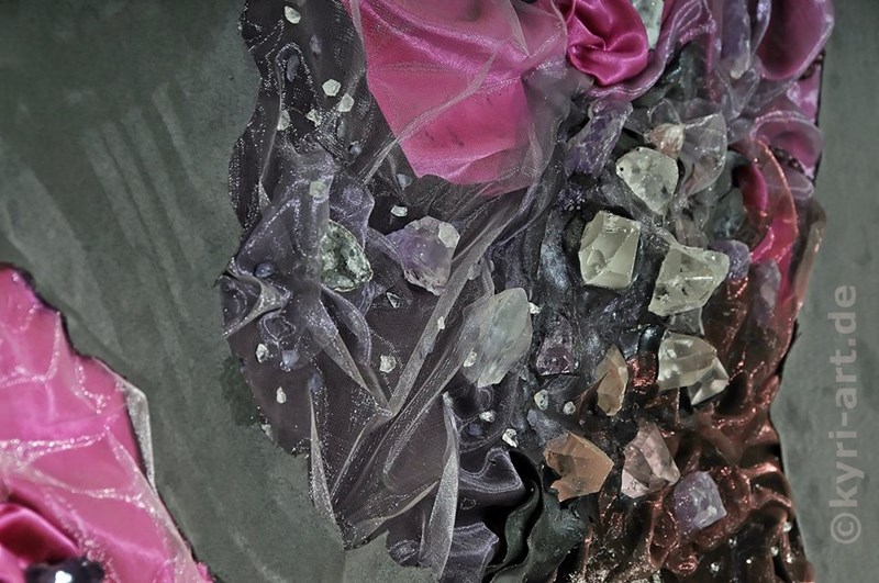 Kunst zum kaufen, Edelsteincollage mit edlen Stoffen in granit, rosé, flieder und silber